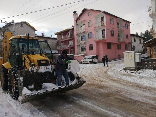 Buzlanmaya karşı cadde ve sokaklar tuzlanıyor