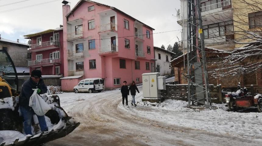 Buzlanmaya karşı cadde ve sokaklar tuzlanıyor