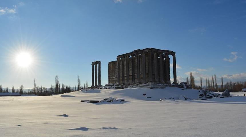 Aizonai Antik Kenti beyaz gelinlik giydi