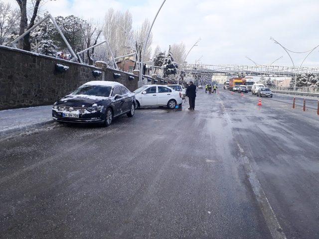 Uşak’ta zincirleme trafik kazası