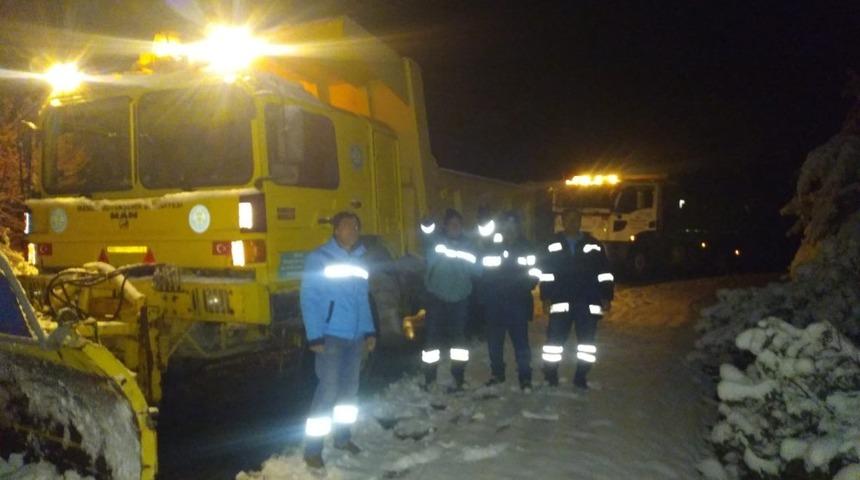 Manisa&rsquo;da ekipler gece boyu karla m&uuml;cadele etti