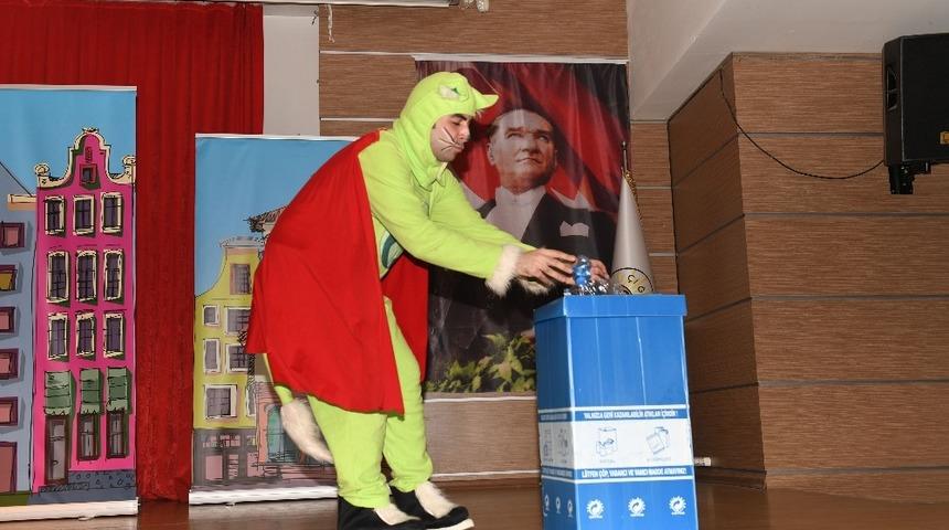 &Ccedil;evre konusuna dikkat &ccedil;eken oyunu minikler ilgiyle izledi