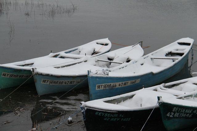 Beyşehir’de balıkçılar avlanmaya kar arası verdi