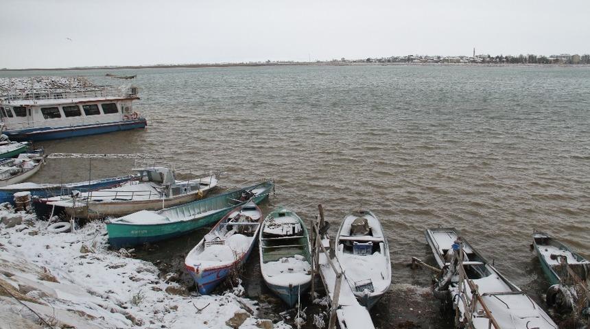 Beyşehir&rsquo;de balık&ccedil;ılar avlanmaya kar arası verdi