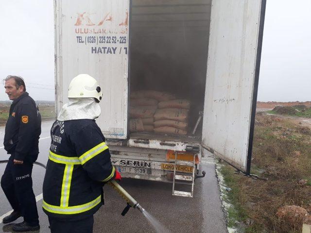 Seyir halinde tırın lastikleri alev aldı