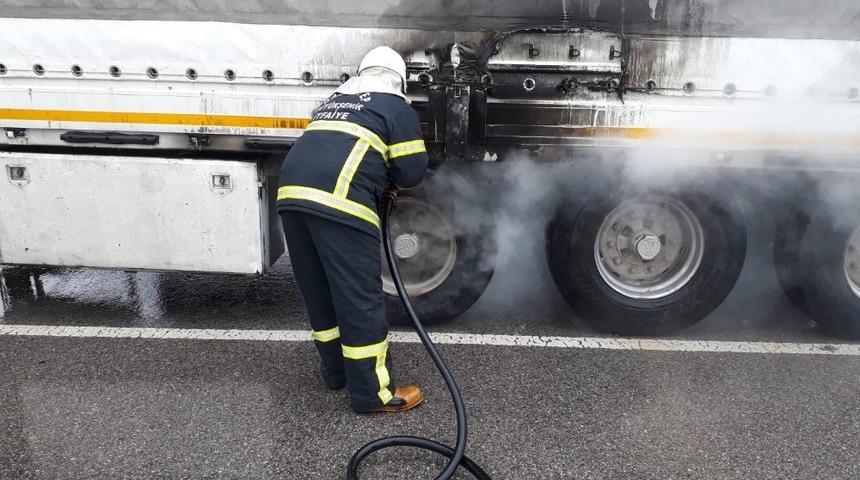 Seyir halinde tırın lastikleri alev aldı