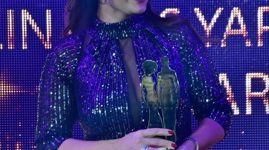 İzmirli &uuml;nl&uuml; modacı &ouml;d&uuml;l&uuml;n&uuml; aldı