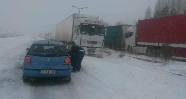 Sivas'ta kar yağışı başladı; 248 köy yolu ulaşıma kapandı (4)