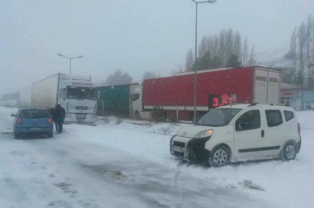 Sivas'ta kar yağışı başladı; 248 köy yolu ulaşıma kapandı (4)