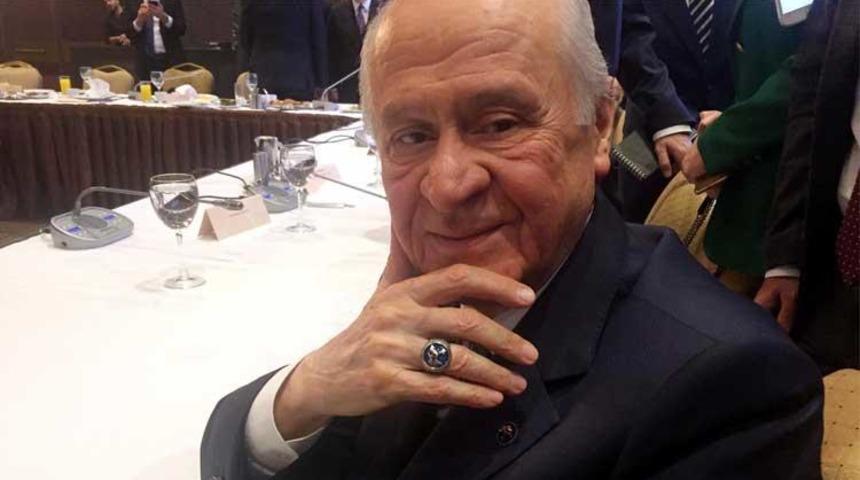 Devlet Bah&ccedil;eli parmağındaki y&uuml;z&uuml;ğ&uuml; anlattı! Dikkat &ccedil;eken detay...