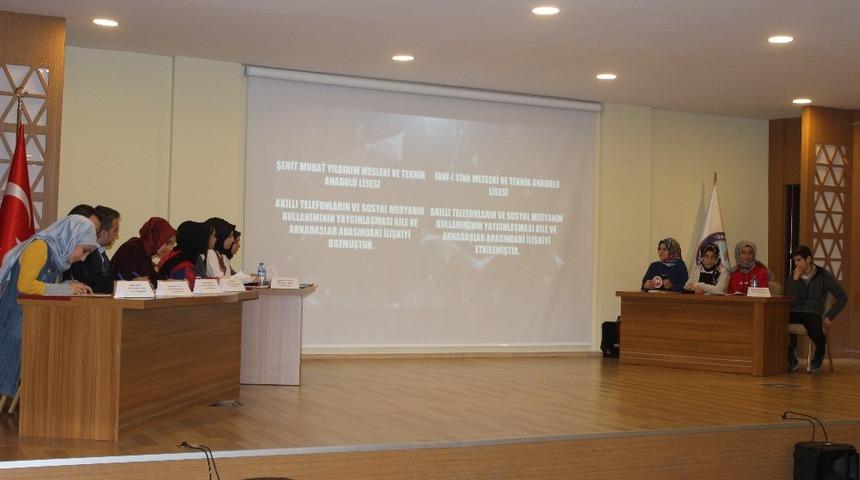 Gen&ccedil;&rsquo;te, liseliler sosyal medyayı tartıştı