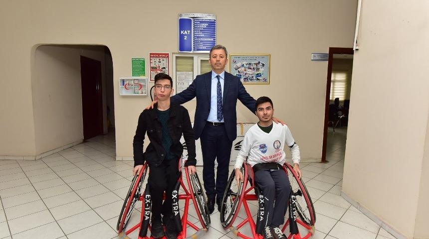 Tekerlekli sandalyeler engelli sporculara teslim edildi