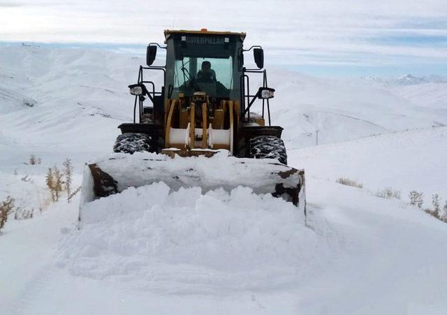 Van'da hasta kadın için yol açıldı, mahsur kalanlar kurtarıldı