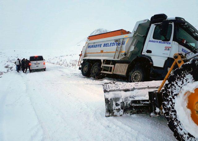 Van'da hasta kadın için yol açıldı, mahsur kalanlar kurtarıldı