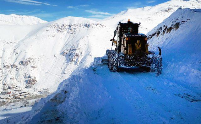 Van'da hasta kadın için yol açıldı, mahsur kalanlar kurtarıldı