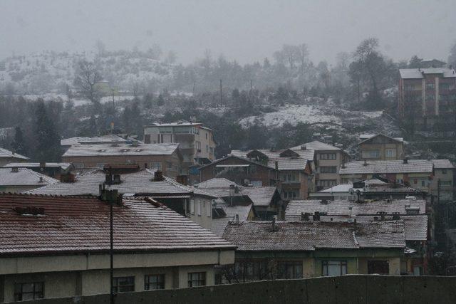 Devrek kar beyazına büründü