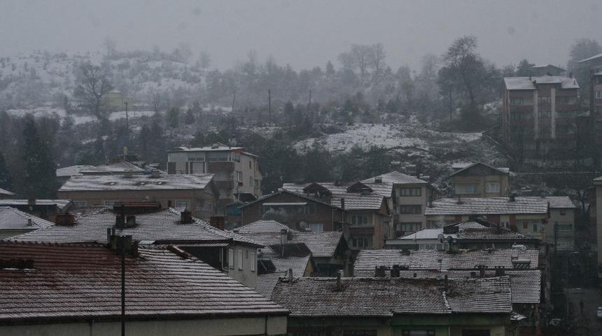 Devrek kar beyazına b&uuml;r&uuml;nd&uuml;