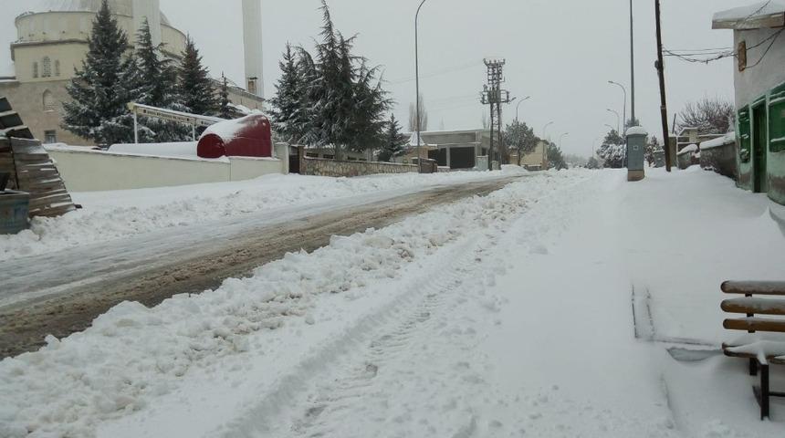 Kırşehir&rsquo;e mevsimin ilk karı d&uuml;şt&uuml;, il&ccedil;eler beyaz &ouml;rt&uuml;ye b&uuml;r&uuml;nd&uuml;