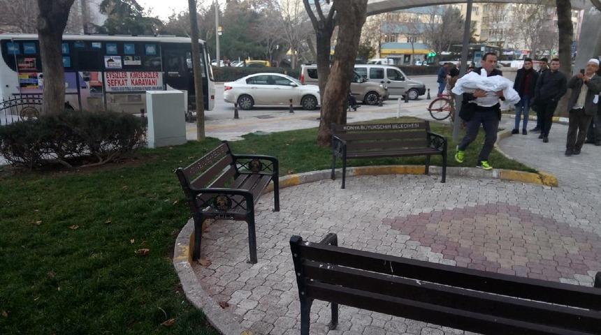 Konya Büyükşehir Belediyesi önünde sıradışı protesto! Ölen köpekleri kefenleyip...