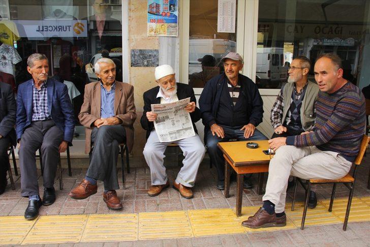 Gazete okuyabilmek için yaklaşık 8 kilometre yol katediyor G1