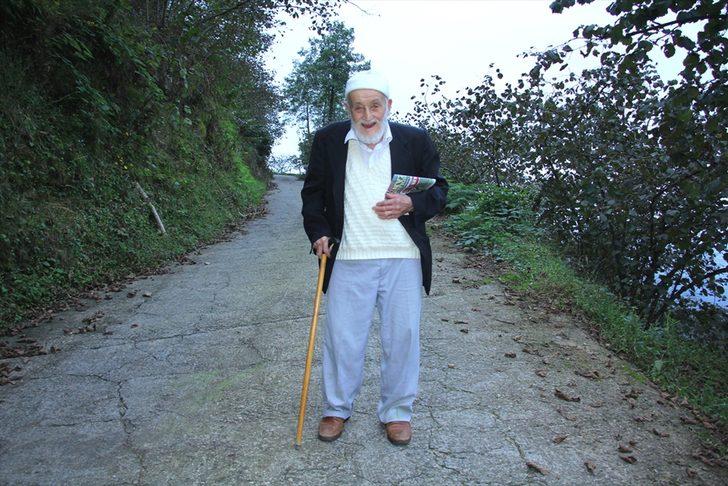 Gazete okuyabilmek için yaklaşık 8 kilometre yol katediyor G2