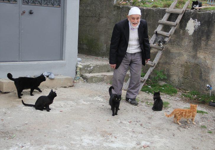 Gazete okuyabilmek için yaklaşık 8 kilometre yol katediyor G3