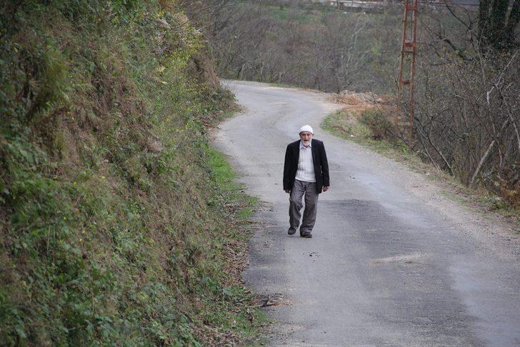 Gazete okuyabilmek için yaklaşık 8 kilometre yol katediyor G4