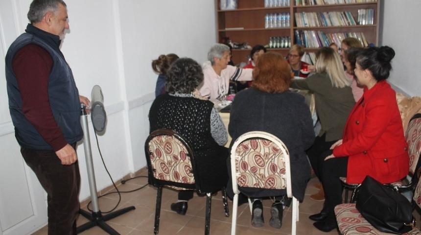 Bu köyde erkekler kahvehanelerini bayanlarla paylaşıyor