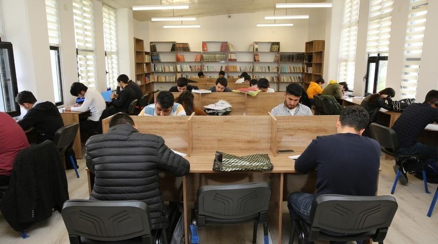 Karak&ouml;pr&uuml;&rsquo;de gen&ccedil;ler sınavlara okuma evlerinde hazırlanıyor