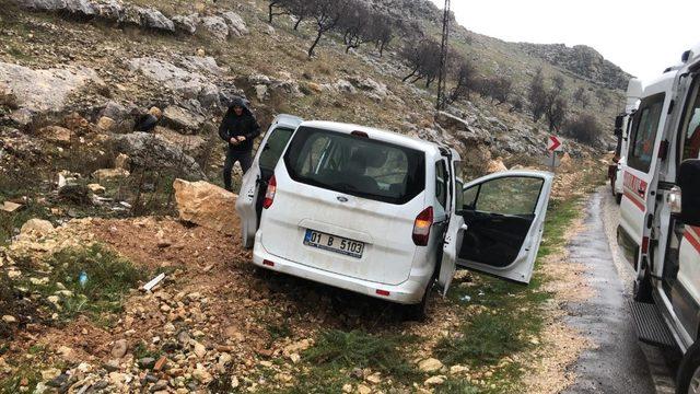 Hafif ticari araç yoldan çıktı: 3 Yaralı