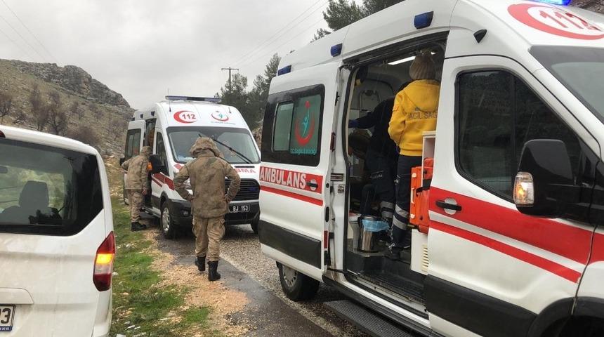 Hafif ticari ara&ccedil; yoldan &ccedil;ıktı: 3 Yaralı