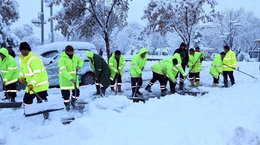 Aksaray Belediyesinde t&uuml;m ekiplerin kar seferberliği