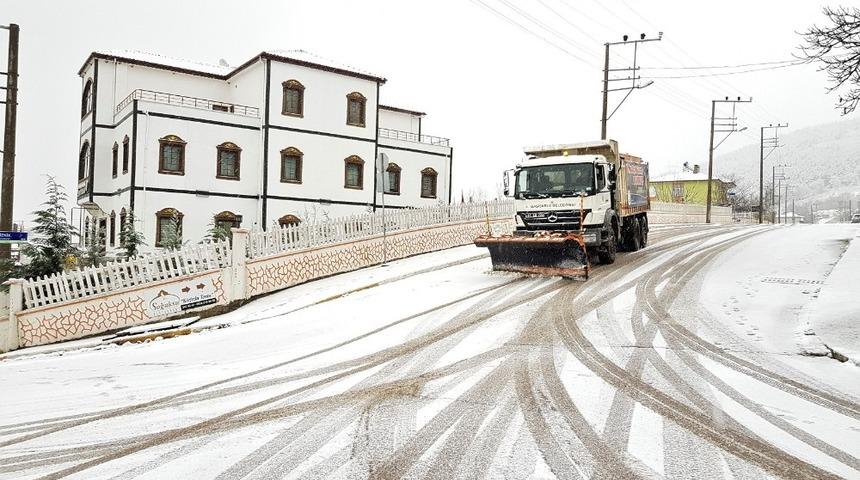 Başiskele&rsquo;nin y&uuml;ksek kesimlerinde kar mesaisi başladı