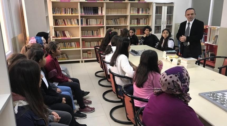 Kaymakam &Ouml;ner,  &ouml;ğrencilere kitap hediye etti