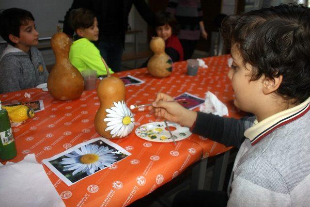 Öğrencilere su kabağı boyama eğitimi