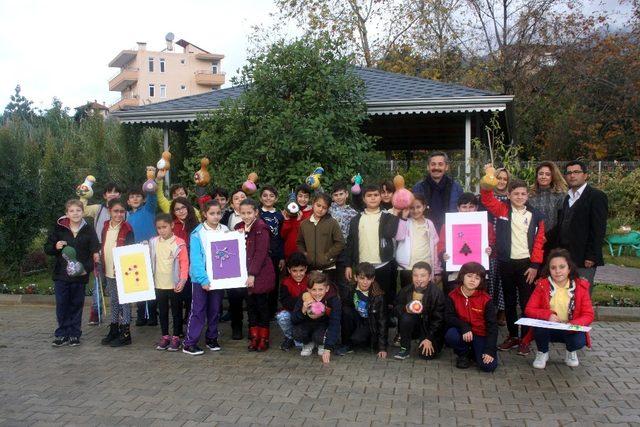 Öğrencilere su kabağı boyama eğitimi