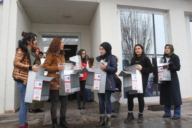 Kars’ta KYK öğrencileri sokak hayvanlarını sahipsiz bırakmadı