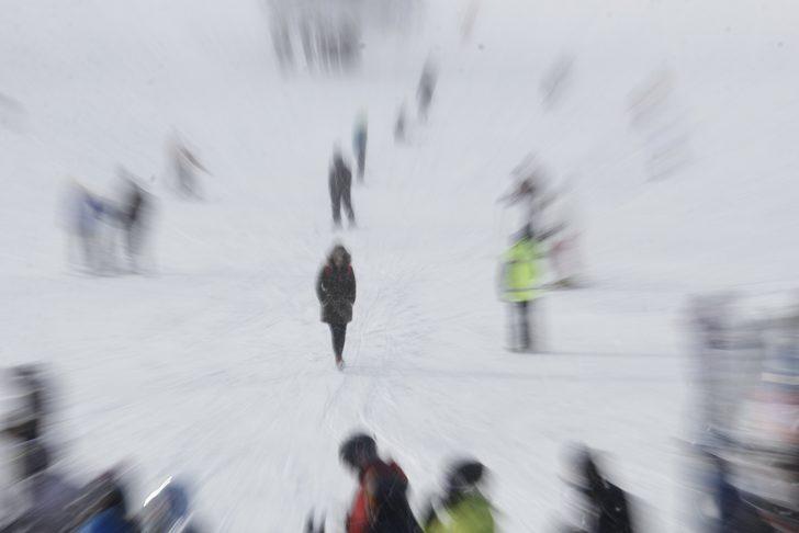 Uludağ'da kar kalınlığı 80 santimetreye ulaştı! Otomobiller kayboldu G2