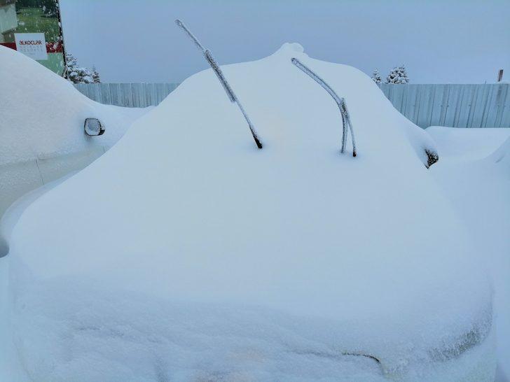 Uludağ'da kar kalınlığı 80 santimetreye ulaştı! Otomobiller kayboldu G3