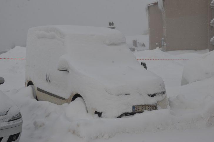 Uludağ'da kar kalınlığı 80 santimetreye ulaştı! Otomobiller kayboldu G4