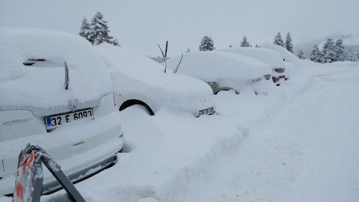 Uludağ'da kar kalınlığı 80 santimetreye ulaştı! Otomobiller kayboldu G5