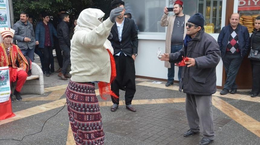 Tiyatro oyununa tiyatrolu davet