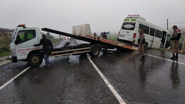 Şanlıurfa’da yolcu minibüsü ile otomobil çarpıştı: 4 yaralı