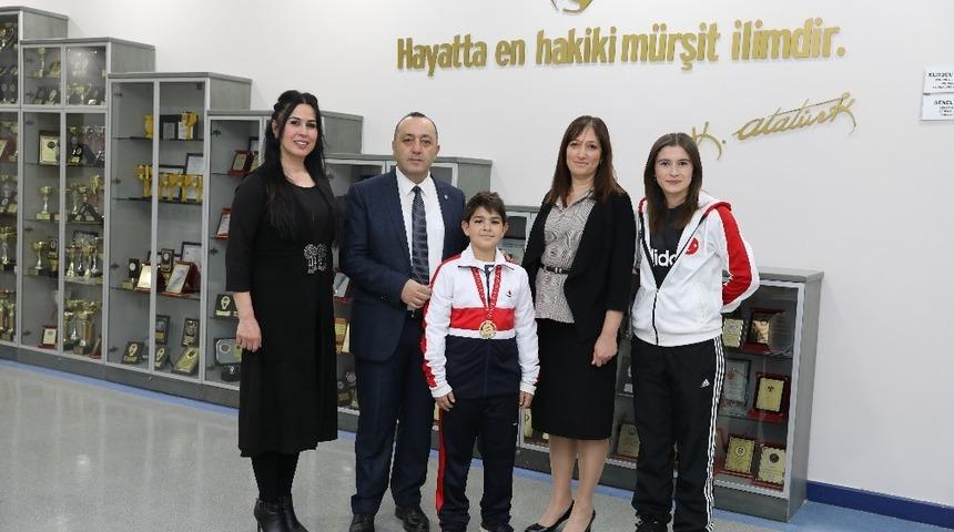 SANKO Okulları Sporcusu Efe S&ouml;zmen teniste birinci oldu