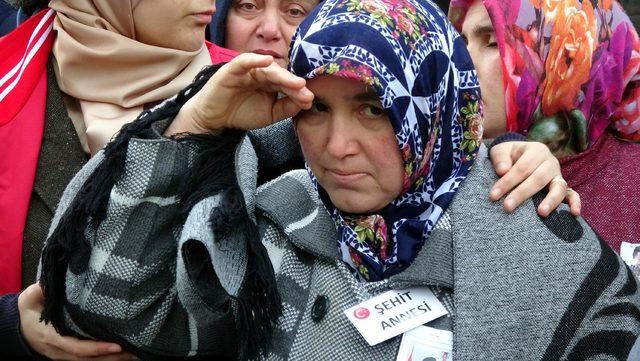 Şehit annesi, oğlunu asker selamı ile uğurladı