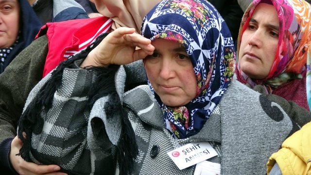 Şehit annesi, oğlunu asker selamı ile uğurladı