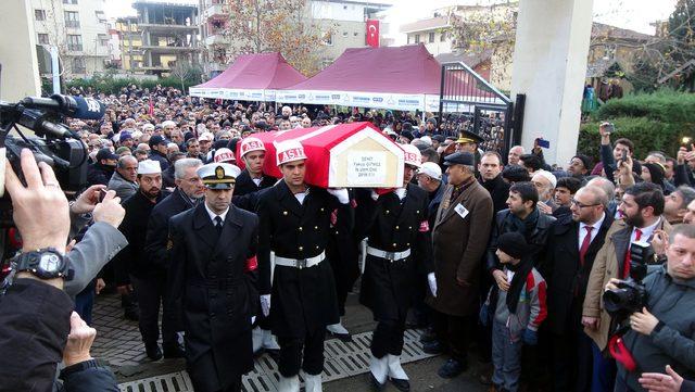 Şehit annesi, oğlunu asker selamı ile uğurladı