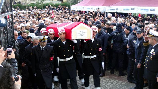 Şehit annesi, oğlunu asker selamı ile uğurladı