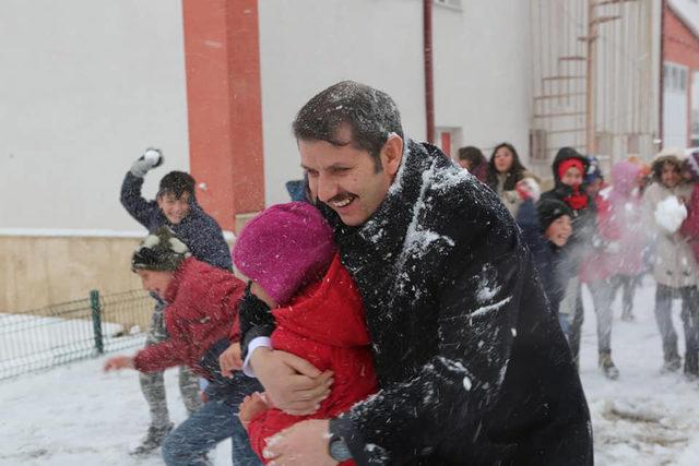 Sivas Valisi, öğrencilerle kar topu oynadı