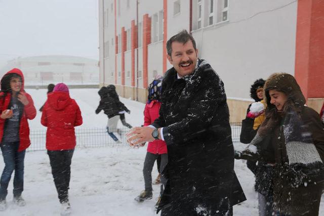 Sivas Valisi, öğrencilerle kar topu oynadı